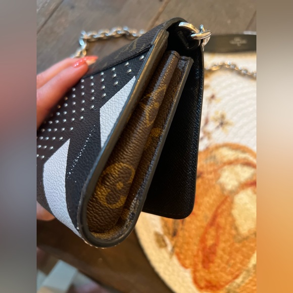 LOUIS VUITTON Portefeuille Twist Chain - Picture 16 of 16